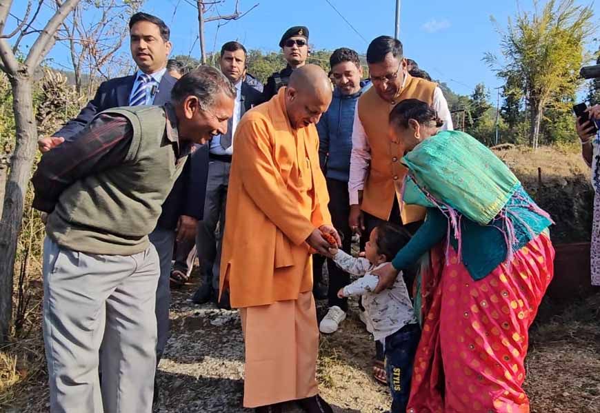बच्चों के बीच उमड़ा ‘बाबा’ का बालप्रेम,  मुख्यमंत्री योगी आदित्यनाथ ने उत्तराखंड के अपने पैतृक गांव पंचूर में किया रात्रि विश्राम