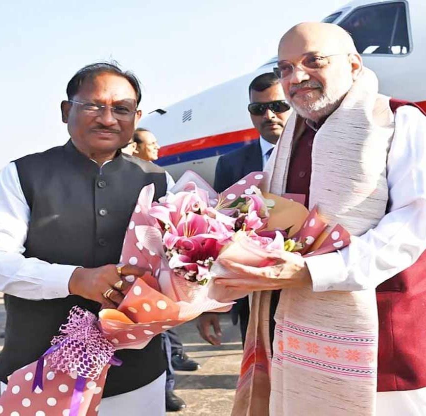 तीन दिवसीय छत्तीसगढ़ दौरे पर पहुंचे केंद्रीय गृह एवं सहकारिता मंत्री  अमित शाह : मुख्यमंत्री  विष्णुदेव साय ने स्वामी विवेकानंद विमानतल पर किया आत्मीय स्वागत