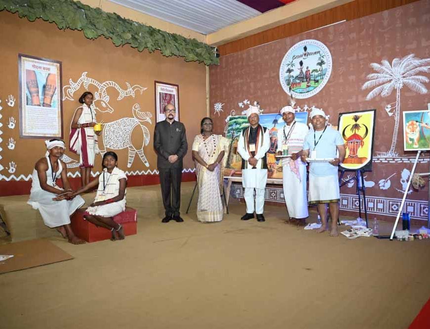 राष्ट्रपति द्रौपदी मुर्मु ने जनजातीय परंपराओं व संस्कृति पर आधारित भव्य प्रदर्शनी का अवलोकन किया