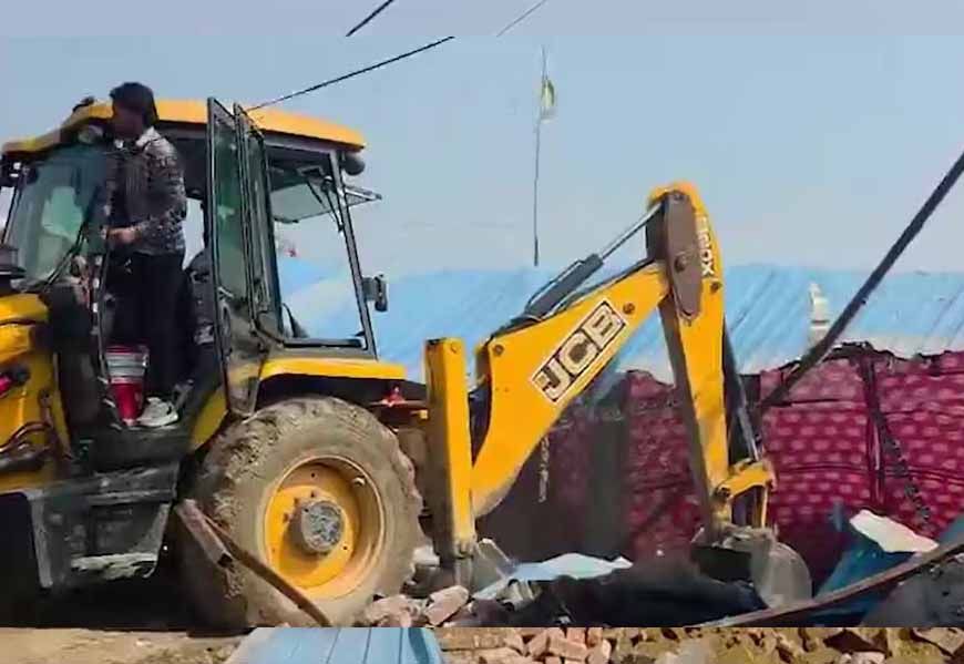 बरेली में मस्जिद पर चला बुलडोजर, कोर्ट के आदेश पर ढहाए गए अवैध निर्माण, पुलिस फोर्स की तैनाती