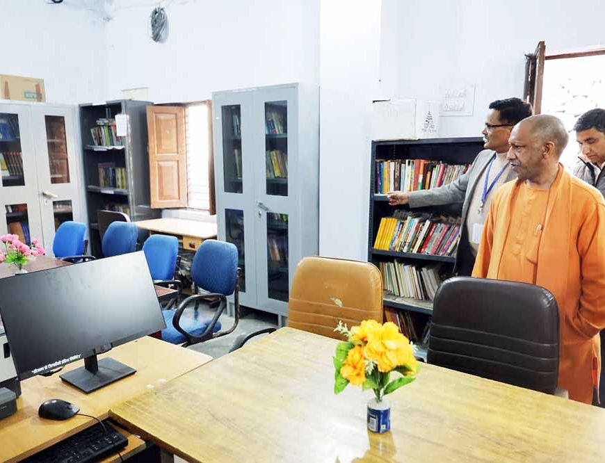 सीएम योगी ने गुरु गोरखनाथ महाविद्यालय में किया पौधरोपण