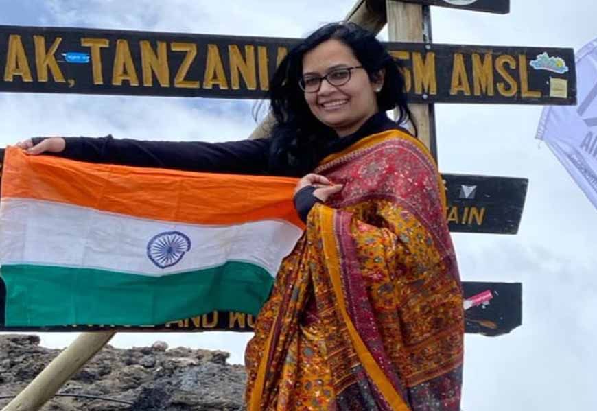 इंदौर की बेटी आंकाक्षा ने 19,000 फीट ऊंची किलिमंजारो चोटी पर चढ़ाई, साड़ी पहन लहराया तिरंगा