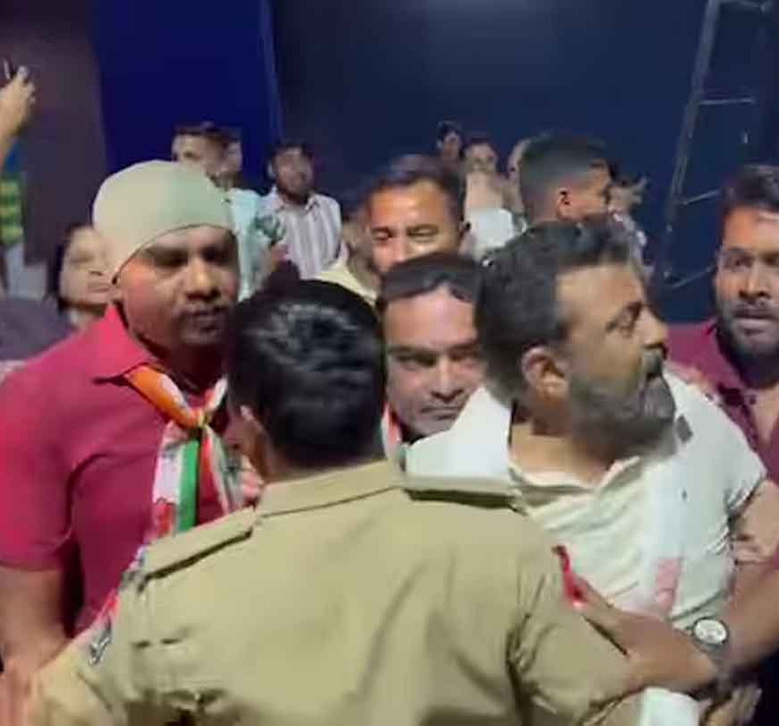 विवादित नाटक ‘मैं नाथूराम’ बना बवाल की वजह, राजकोट में हॉल में तोड़फोड़, कांग्रेस का उग्र प्रदर्शन