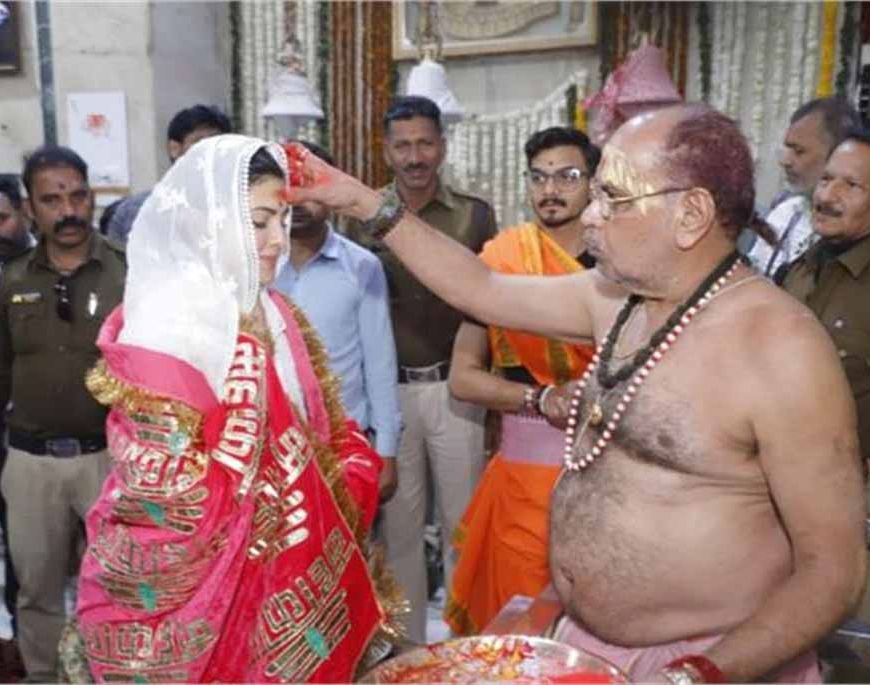 महाकाल की भक्ति में लीन जैकलिन फर्नांडीस, नंदी हॉल में बैठकर किए विशेष दर्शन