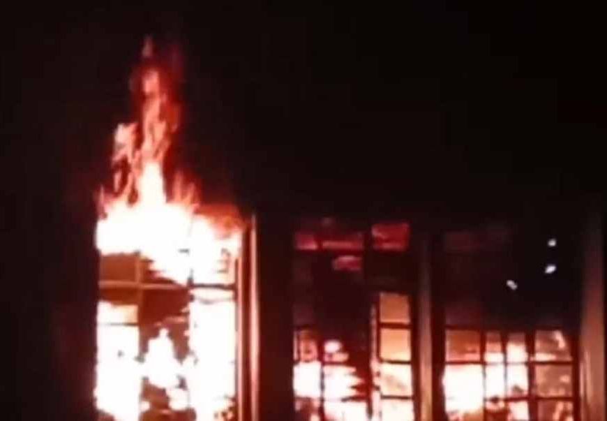 धनबाद मेडिकल कॉलेज अस्पताल में भीषण आग, जान बचाने को बाहर भागे मरीज