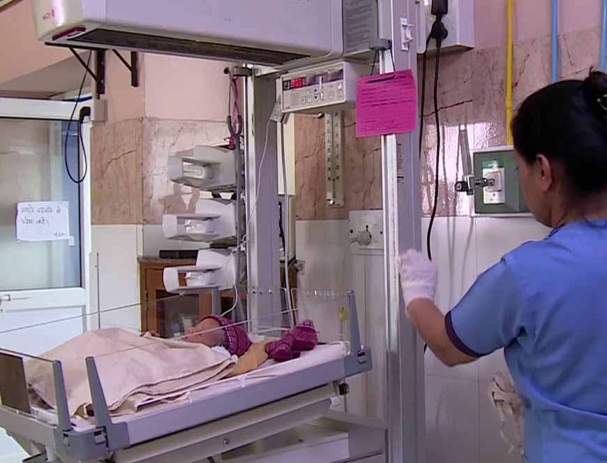 कानपुर में नवजात की दर्दनाक मौत: वार्मर मशीन में भूलकर छोड़ दिया, डॉक्टर फरार