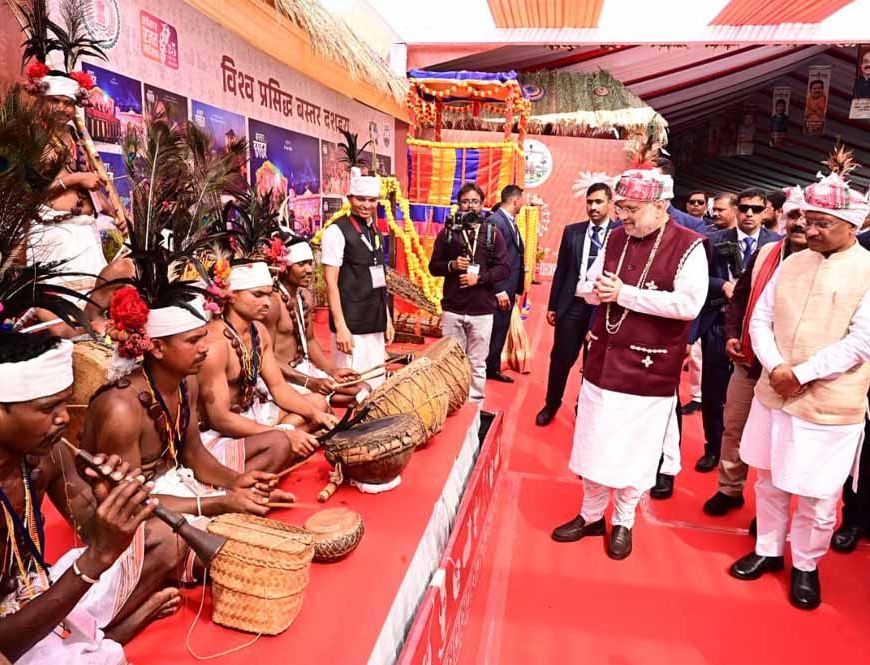 अमित शाह ने देखा बस्तर की जनजातीय विरासत का वैभव, विजेता दलों से मिलकर बढ़ाया उत्साह