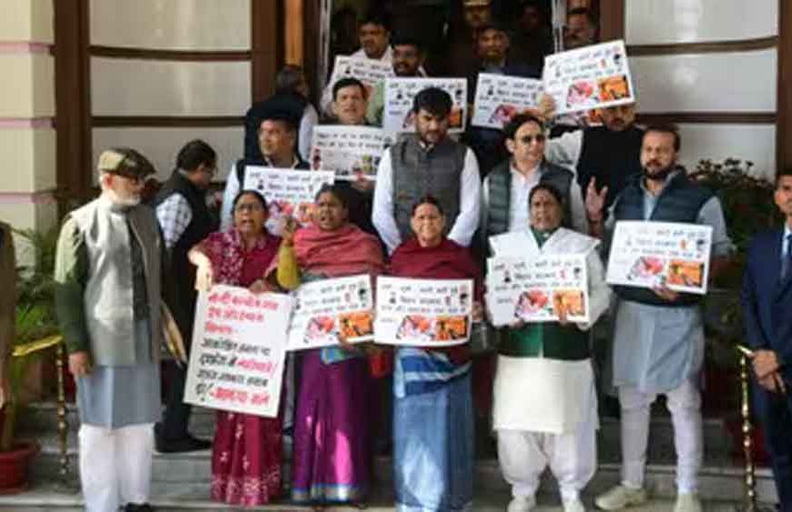 बजट सत्र में दरभंगा रेप-मर्डर पर हंगामा, राबड़ी देवी के नेतृत्व में महिला विधायकों का जोरदार प्रदर्शन