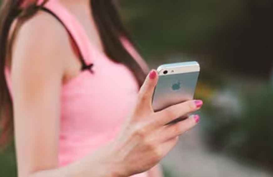 रिश्तों पर दाग: बेटी ने मां का भरोसा तोड़ा, प्रेमी को भेज दिए निजी फोटो