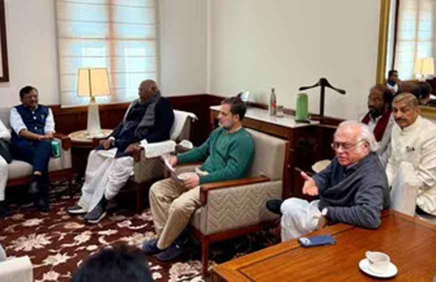 राहुल-खरगे की अनसुनी बात, संसद में विपक्ष का हंगामा, सांसदों ने किया वॉकआउट