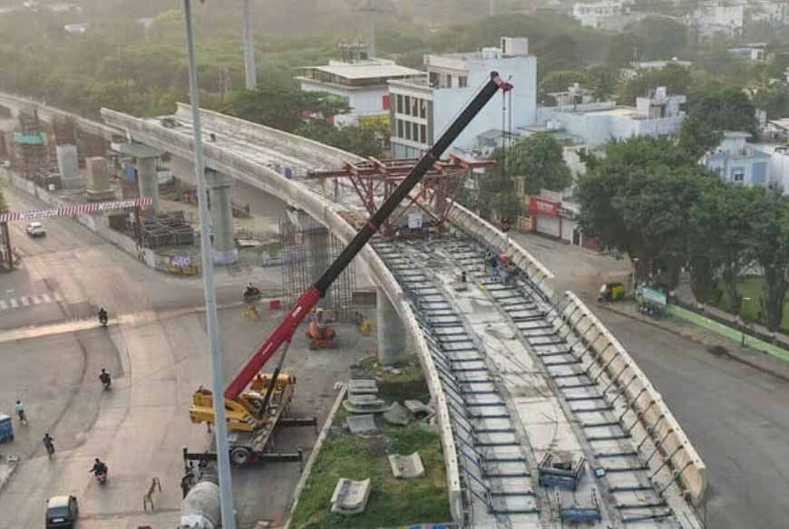 इंदौर में सड़क के बीच बिछी नर्मदा लाइन, एलिवेटेड कॉरिडोर बनाना होगा मुश्किल