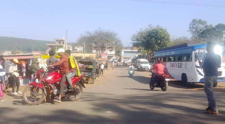 किरगी पंचायत में नहीं है ऑटो स्टैंड की सुविधा पंचायत नहीं है खतरों से खाली
