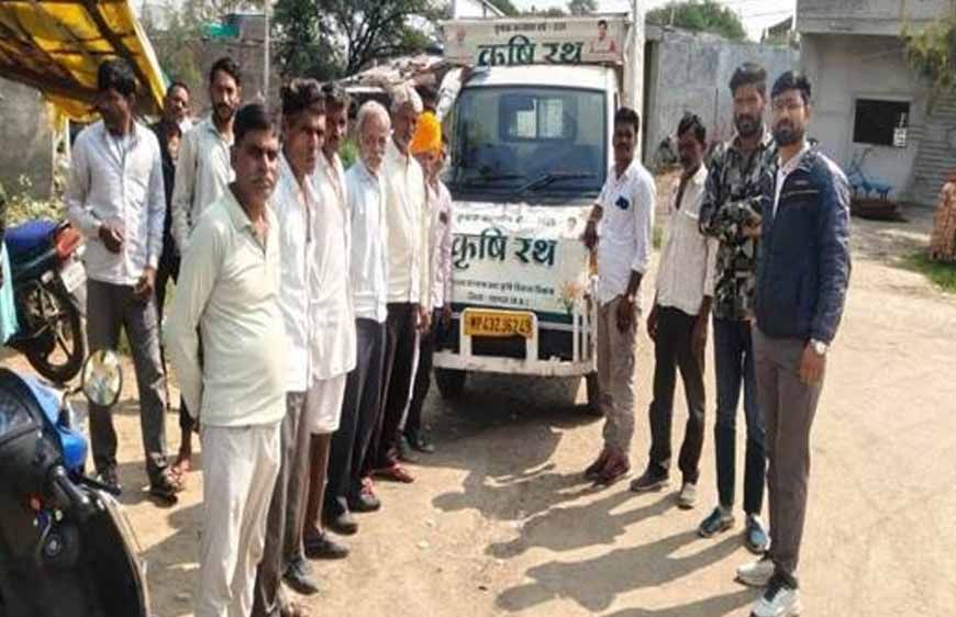 किसानों को दी जा रही आधुनिक कृषि यंत्रों की जानकारी