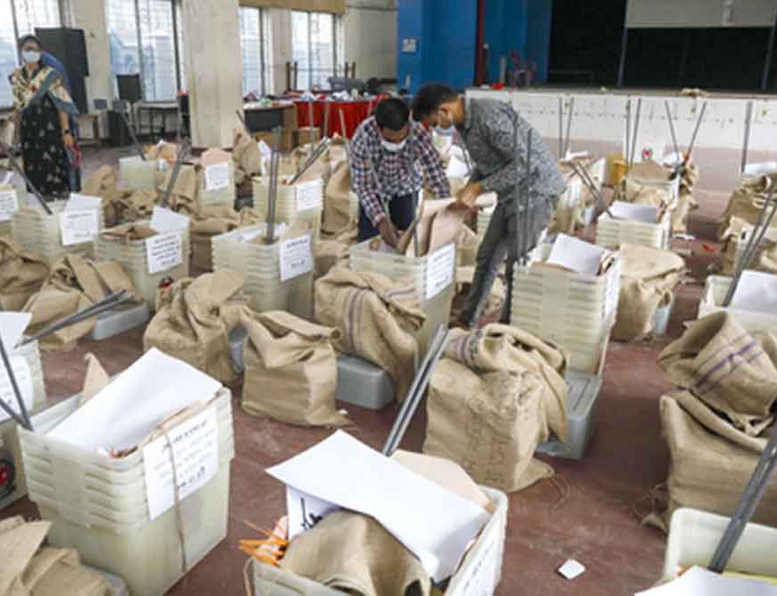 बांग्लादेश में वोटिंग खत्म, कई बूथों पर बवाल, महिला एजेंट्स से बदसलूकी के आरोप