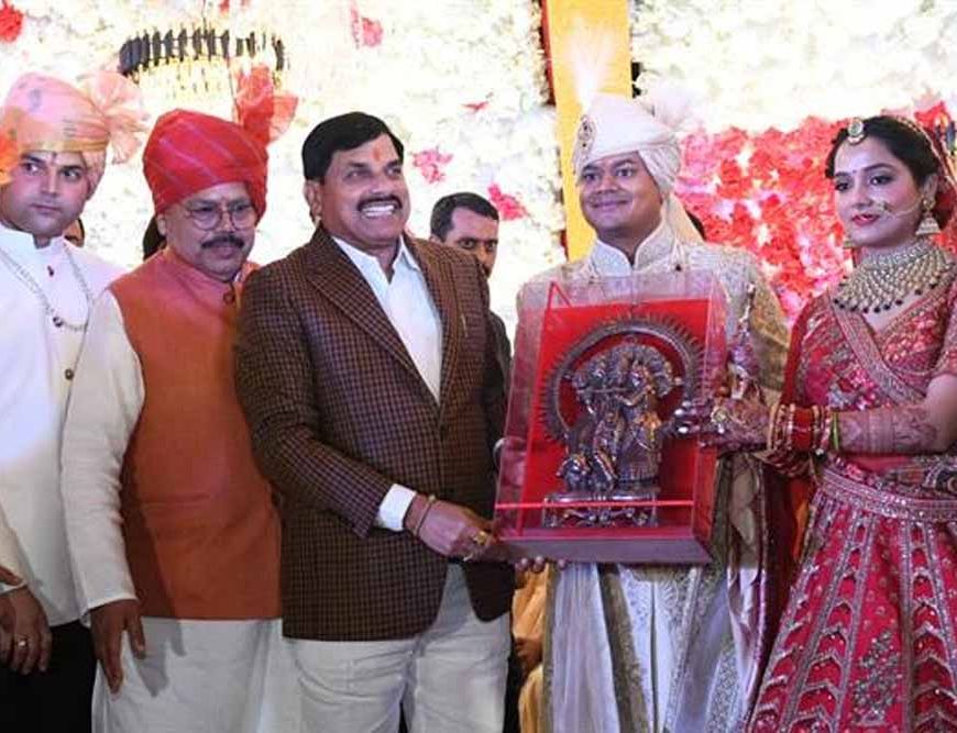 मुख्यमंत्री डॉ. यादव ऊर्जा मंत्री  तोमर के सुपुत्र रिपुदमन के विवाह समारोह में शामिल हुए वर-वधु को दिया आशीर्वाद