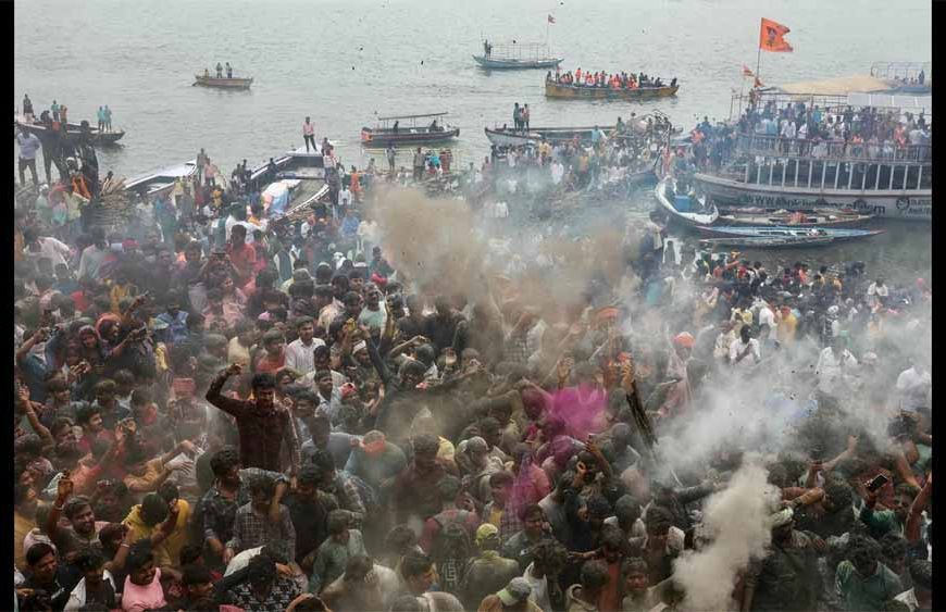 मसान होली की अनोखी परंपरा: क्यों महिलाओं को रखा जाता है इससे दूर?