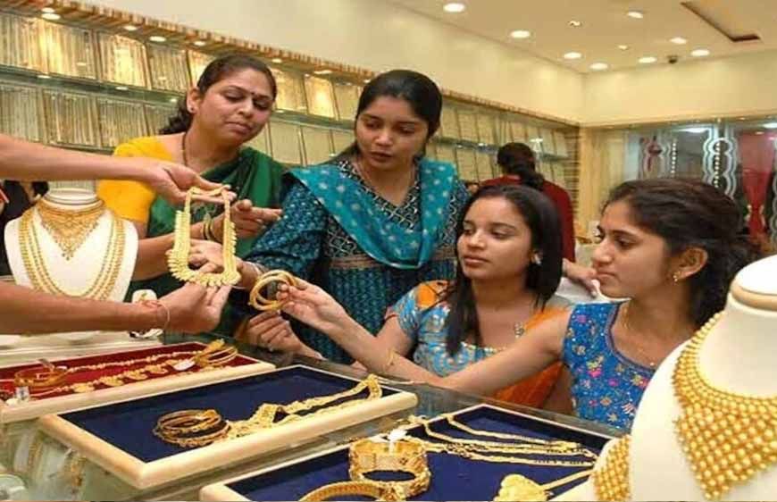 सोने-चांदी की कीमतों में गिरावट, 22K गोल्ड 8 हजार रुपये से ज्यादा सस्ता, चांदी के रेट भी डाउन