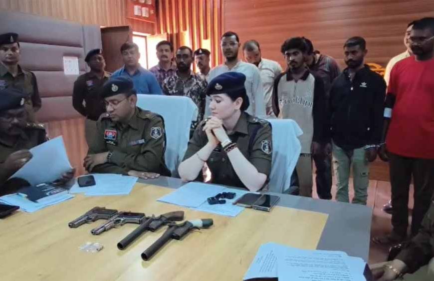CG पुलिस का बड़ा एक्शन: हथियार लहराकर दहशत फैलाने वाले 7 आरोपी गिरफ्तार, पिस्टल व देशी कट्टे जब्त