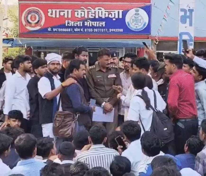 मेडिकल छात्रा की मौत को लेकर परिजनों ने किया थाने पर प्रदर्शन