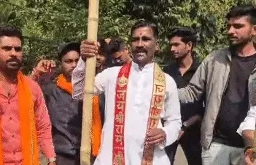 भोपाल में वैलेंटाइन डे पर चिनार पार्क के बाहर नारेबाजी, लट्ठबंद कार्यकर्ताओं और पुलिस तैनाती