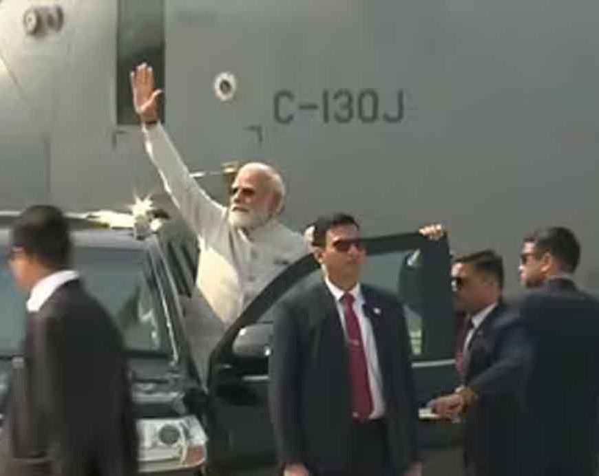 चीन को कड़ा संदेश: सीमा के पास पीएम मोदी का विमान उतरा, आपात लैंडिंग सुविधा का उद्घाटन