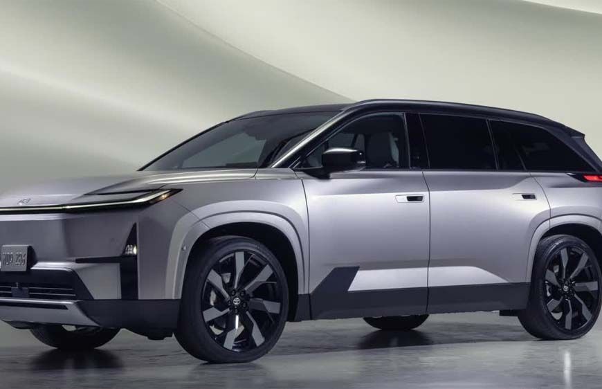 Toyota की पहली 3-रो इलेक्ट्रिक SUV लॉन्च, भारत में एंट्री की संभावना