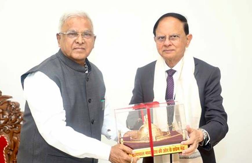 राज्यपाल  मंगुभाई पटेल से प्रधानमंत्री के प्रमुख सचिव डॉ. पी.के. मिश्रा की सौजन्य भेंट