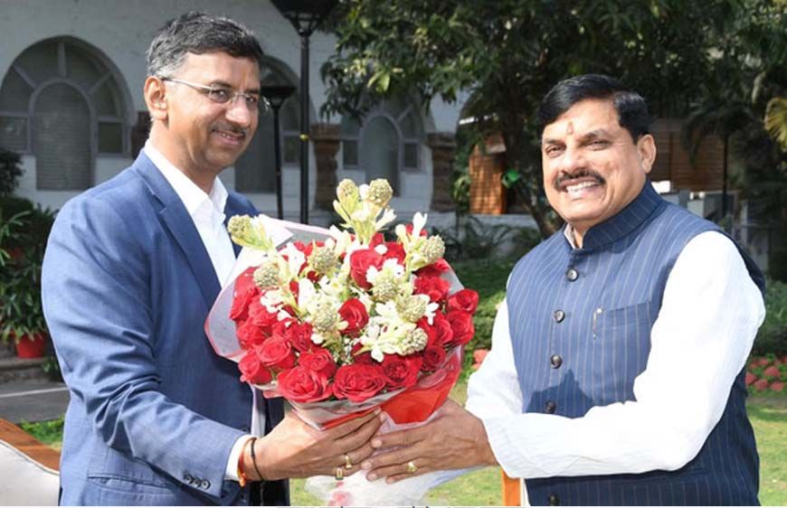 IAS ट्रांसफर अपडेट: मोहन के मिडनाइट मैसेज के बाद मनीष सिंह और वर्णवाल बने ताकतवर, CM ने 2026 रोडमैप पर जताई गंभीरता