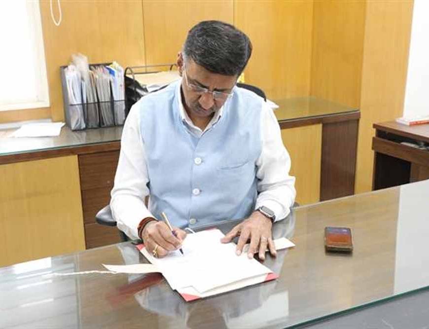 नवागत आयुक्त जनसंपर्क श्री मनीष सिंह ने कार्यभार ग्रहण किया