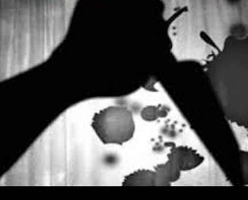 रोहिणी में टोपी बनी मौत की वजह! एक ने पकड़ा, दूसरे ने घोंपा चाकू—पोस्टमार्टम में खुला खौफनाक राज