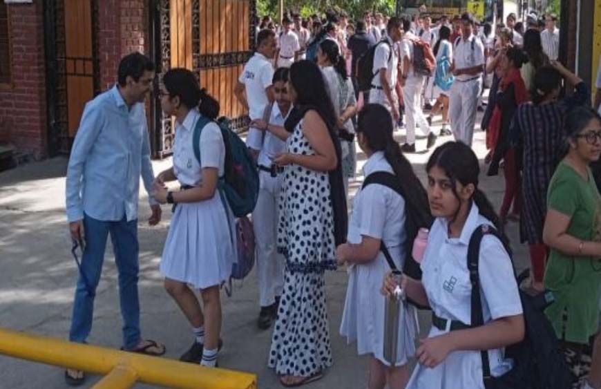 Ahmedabad के स्कूलों को बम से उड़ाने की धमकी, पुलिस अलर्ट पर, शहर में दहशत