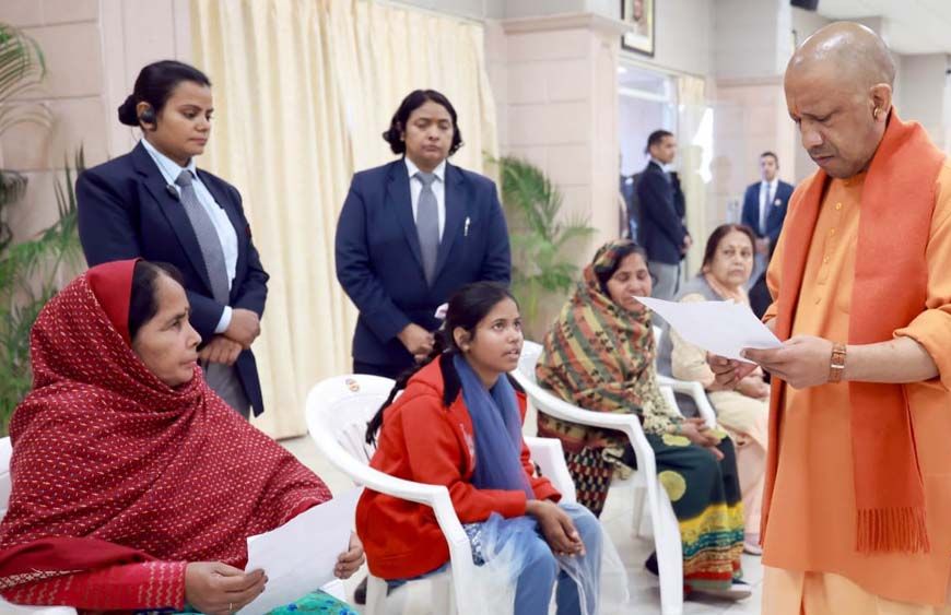 जनपद स्तर पर समस्याओं का निस्तारण सुनिश्चित करें अधिकारी: सीएम योगी