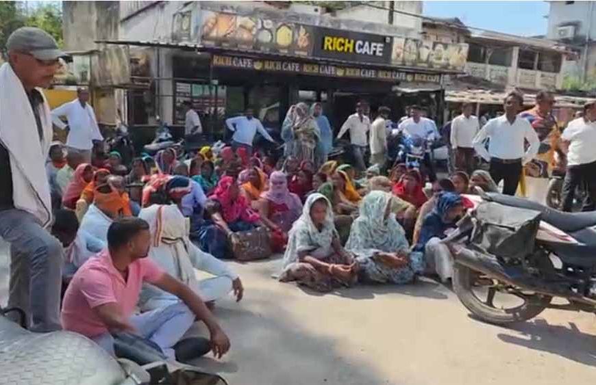 पोस्ट ऑफिस में 3 करोड़ का घोटाला, ब्रांच मैनेजर फरार—न्याय की मांग को सड़कों पर उतरे ग्रामीण