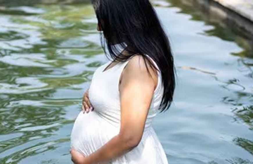 मैटरनिटी फोटोशूट बना मातम: पानी के पूल में गिरा मासूम, दर्दनाक मौत