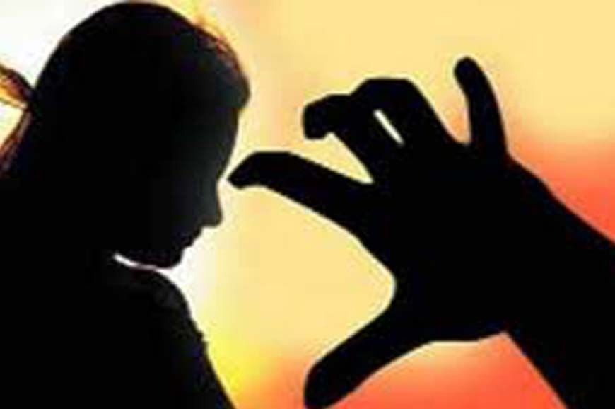 घर में घुसकर युवती के साथ की अश्लील हरकत