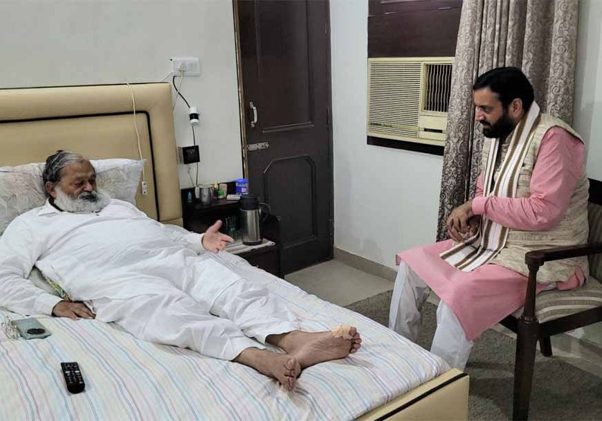 मंत्री विज के फिसलकर गिरने से दोनों पैर फ्रैक्चर, बजट सत्र में शामिल होने पर संशय