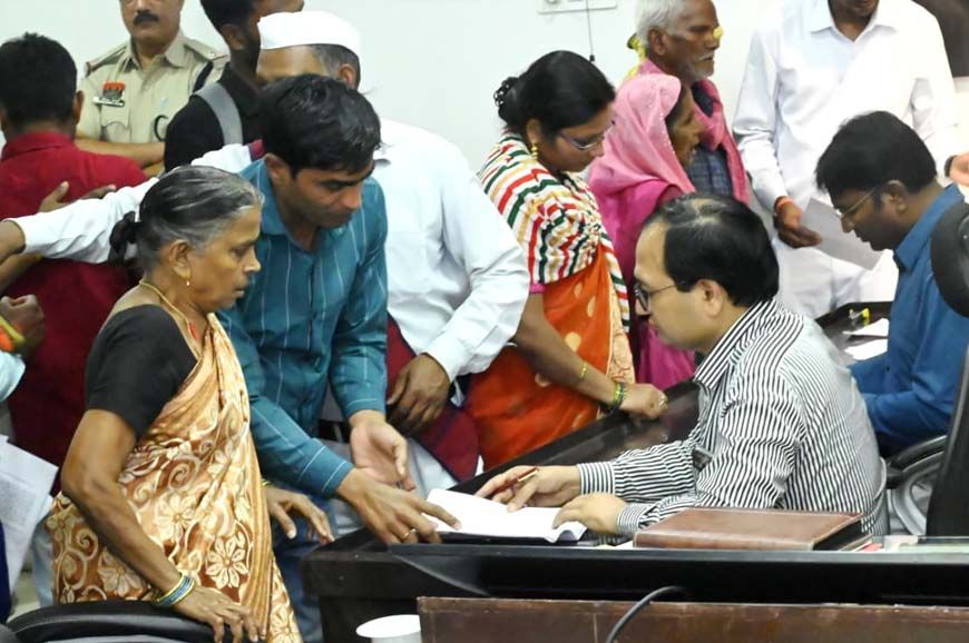 जनदर्शन में कलेक्टर ने सुनी लोगों की समस्याएं