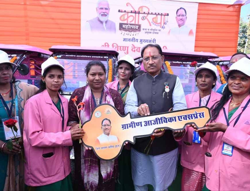 उज्ज्वला गैस, पिंक ई-रिक्शा और गार्बेज रिक्शा वितरण से आत्मनिर्भरता को नई रफ्तार