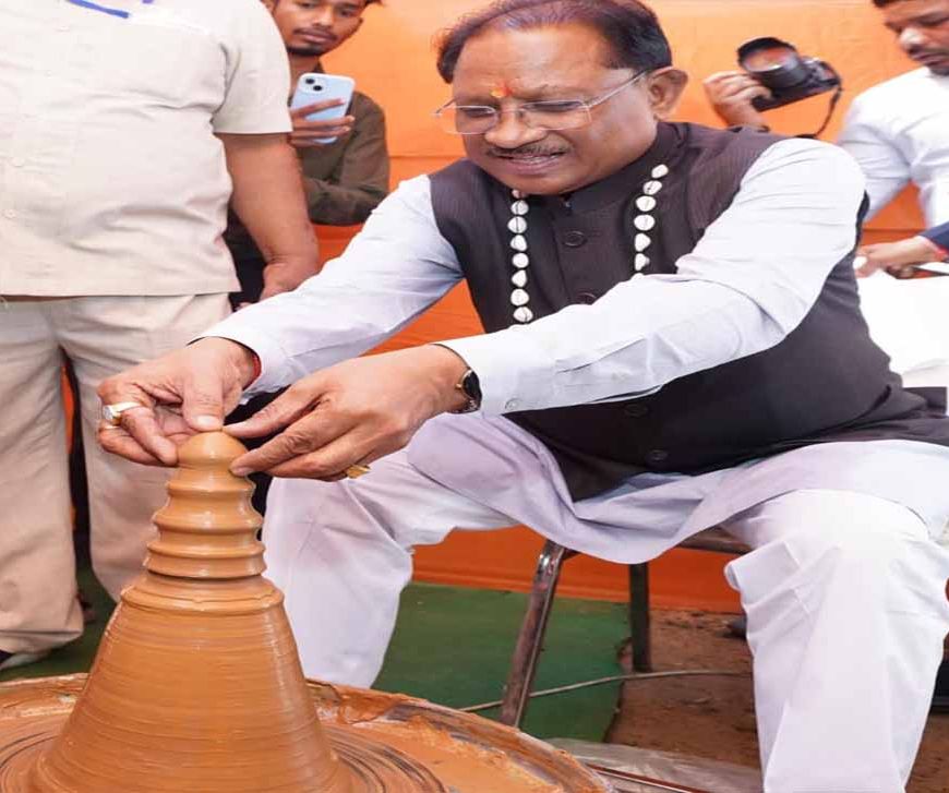 मुख्यमंत्री  साय ने कुम्हार के चाक पर गढ़ा दीया, पारंपरिक शिल्पकारों से किया आत्मीय संवाद: