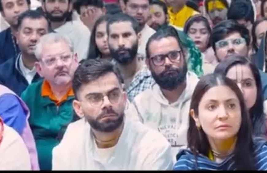 Virat Kohli-Anushka Sharma फिर पहुंचे Premanand Maharaj के दरबार, जमीन पर बैठकर सुना प्रवचन