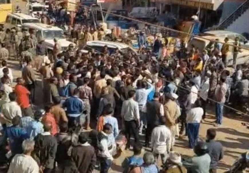 एसडीएम की कथित पिटाई से आदिवासी ग्रामीण की मौत, कांग्रेस व ग्रामीणों का उग्र प्रदर्शन