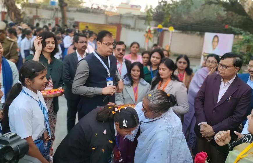 सख्त सुरक्षा में शुरू हुई यूपी बोर्ड परीक्षा, शिक्षा मंत्री ने छात्राओं का तिलक लगाकर बढ़ाया हौसला