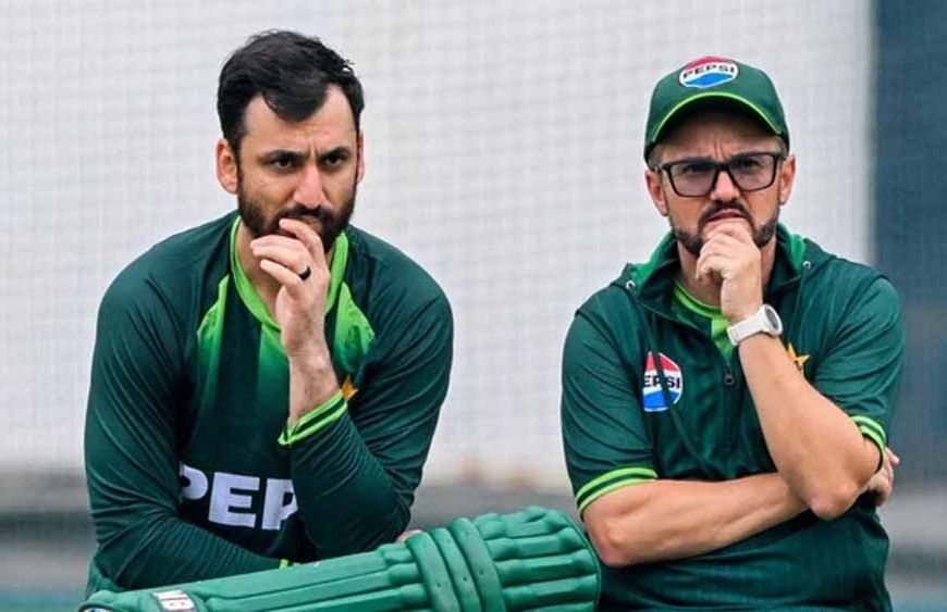 कोच माइक हेसन से नाराज़गी, पाक कप्तान ने गुस्से में पटकी बोतल—बाबर आजम दिखे असहज