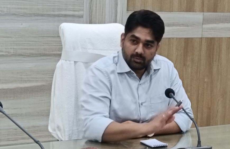 कलेक्टर का सख्त कदम: तहसीलदार और नायब तहसीलदार को नोटिस, पटवारी सस्पेंड; राजस्व विभाग में हड़कंप