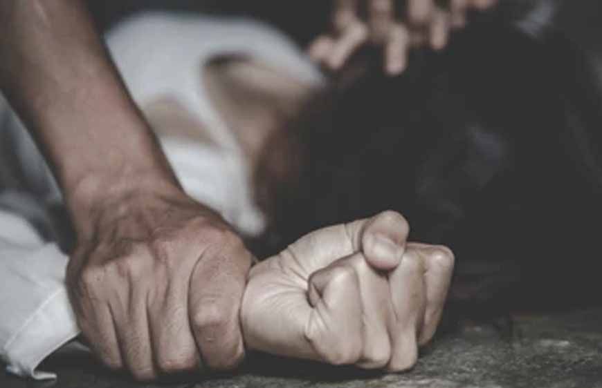 होटल में रिटायर्ड डॉक्टर ने महिला मरीज को अपने कमरे में रोका, दूसरा कमरा नहीं मिलने का बहाना, किया रेप