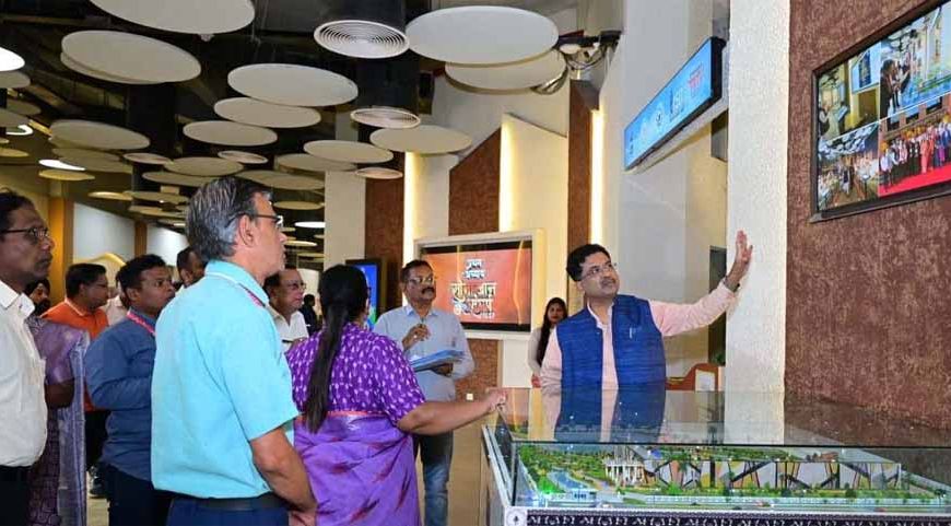 शहीद वीर नारायण सिंह जनजातीय संग्रहालय में स्वच्छता के लिए अधिकारियों-कर्मचारियों का संकल्प