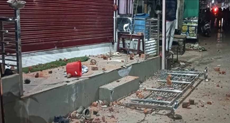 लाउड स्पीकर पर आरती पर दो पक्षों में जमकर पथराव, दुर्गा मंदिर की ग्रिल तोड़ी