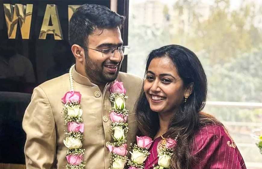 ट्रेनिंग में मुलाकात और DM चैंबर में शादी, IAS कपल ने पेश की सादगी की मिसाल