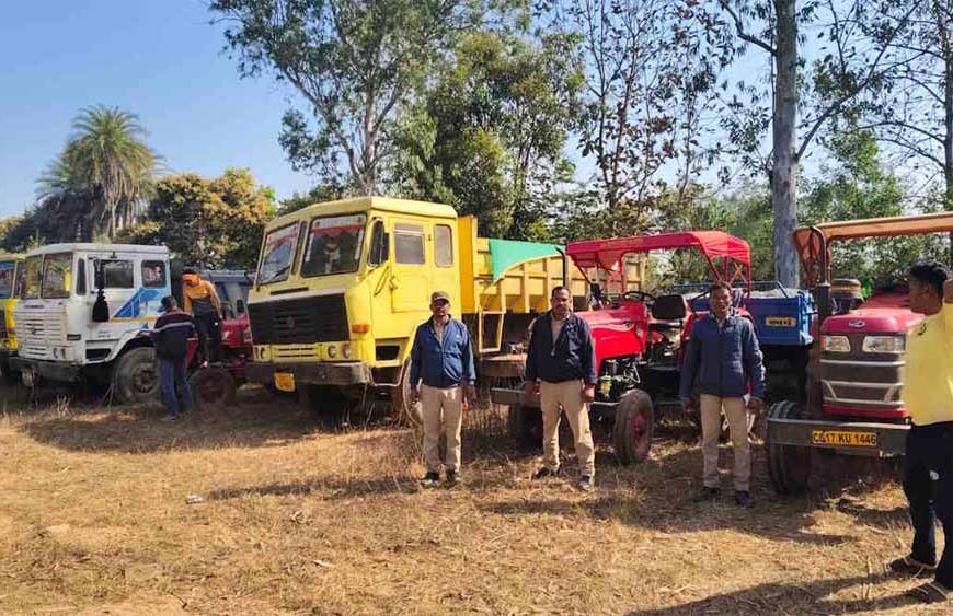 अवैध उत्खनन पर खनिज विभाग का बड़ा एक्शन, पोकलेन सहित 16 वाहन जब्त