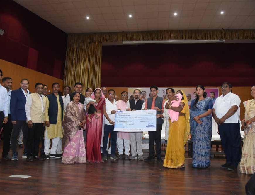 श्रम विभाग की कल्याणकारी योजनाओं का अधिक से अधिक लाभ लेने श्रमिक भाई -बहन बनें जागरूक- राजस्व मंत्री वर्मा